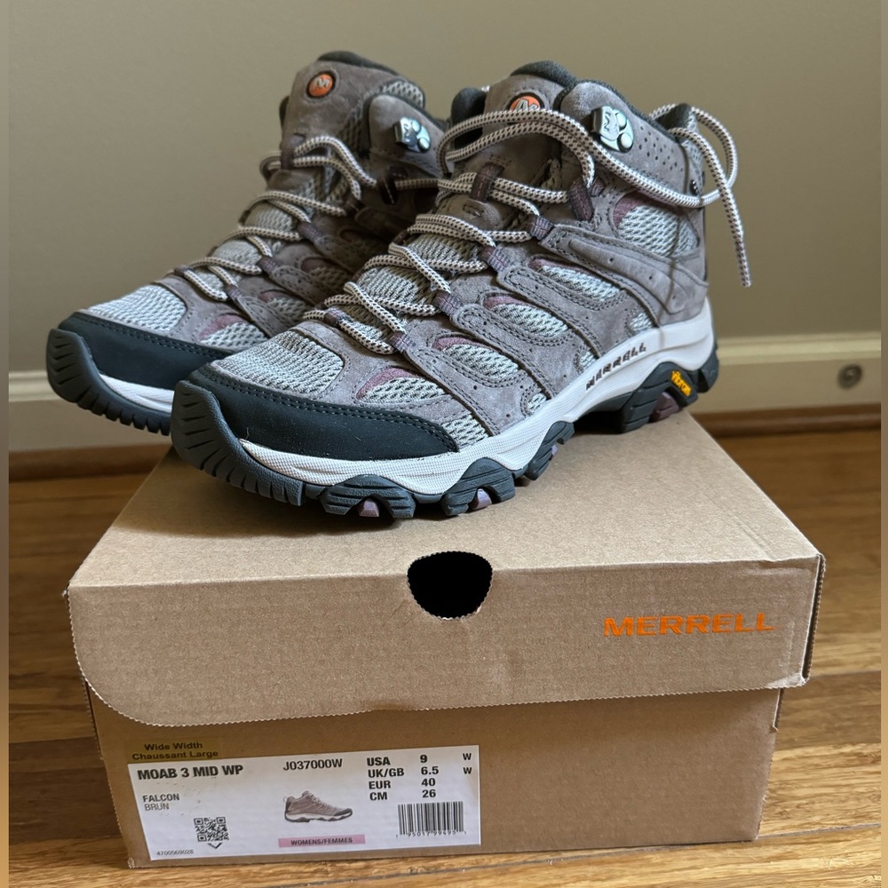 NWT - Merrell size 9, Wide Width Hiking Boot, Waterproof